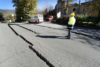 Мощное землетрясение повредило мосты и дороги на юге Аляски