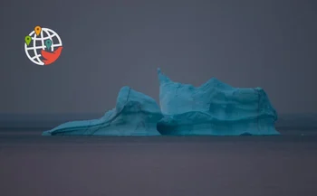 Icebergs estão flutuando ao longo das margens do Canadá