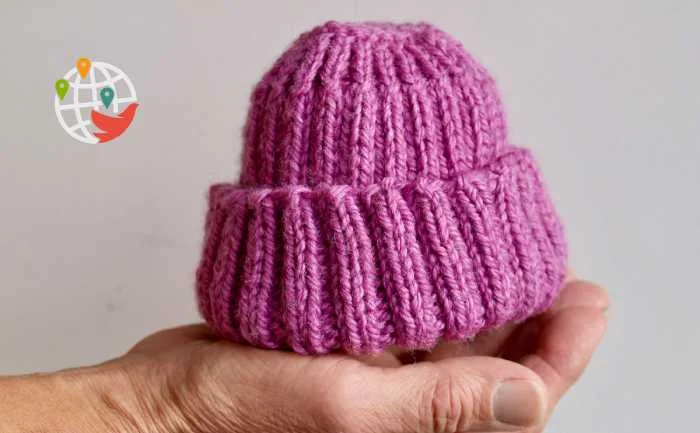 Una mujer de Nueva Escocia tejió 100 gorros de bebé para celebrar su aniversario