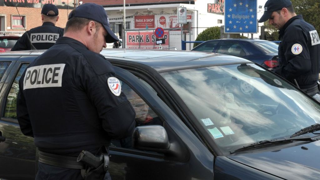 Во Франции задержали бельгийских полицейских за попытку провести мигрантов в страну