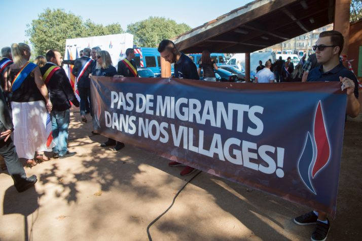 Французы протестуют против плана переселения мигрантов из «Джунглей Кале»