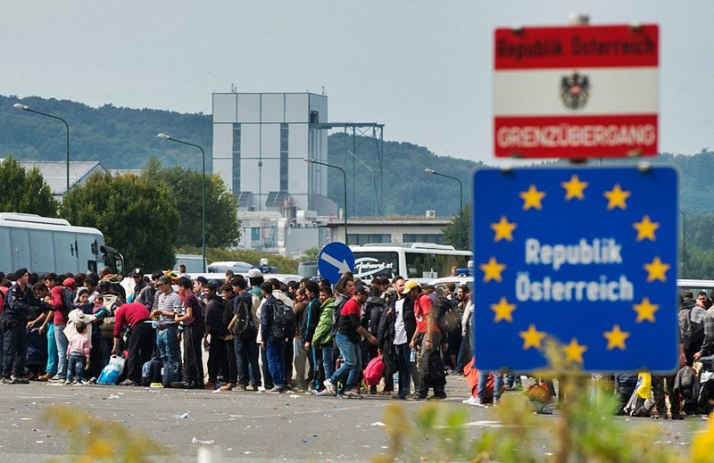 Австрия потратит 2 миллиарда евро на мигрантов