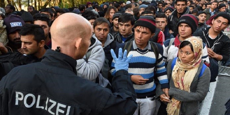 Из Германии планируют выселить около 100 000 мигрантов до конца года