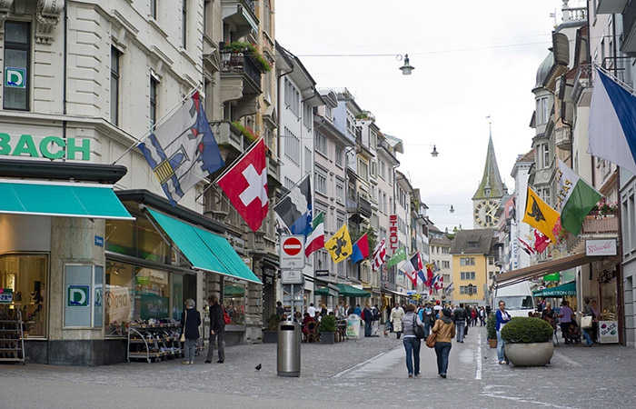 Иммигранты в Швейцарии зарабатывают в среднем 180 000 долларов в год