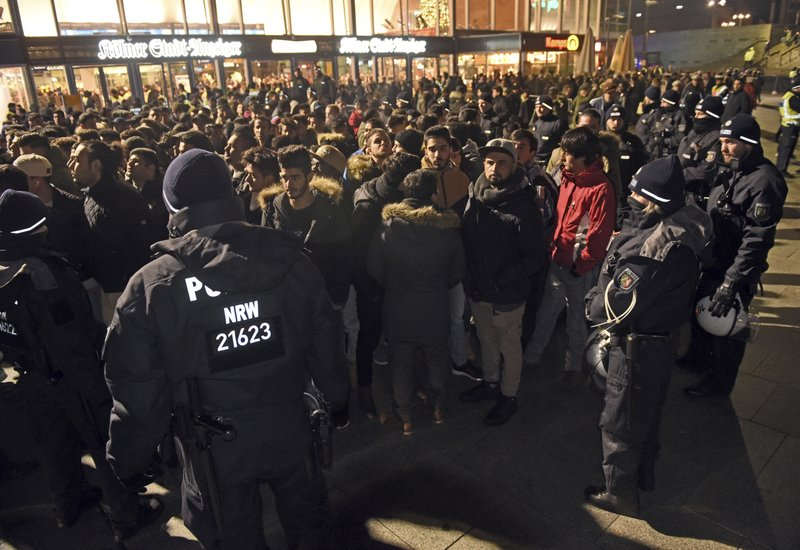 Полиция Кельна задержала сотни мигрантов в канун Нового года
