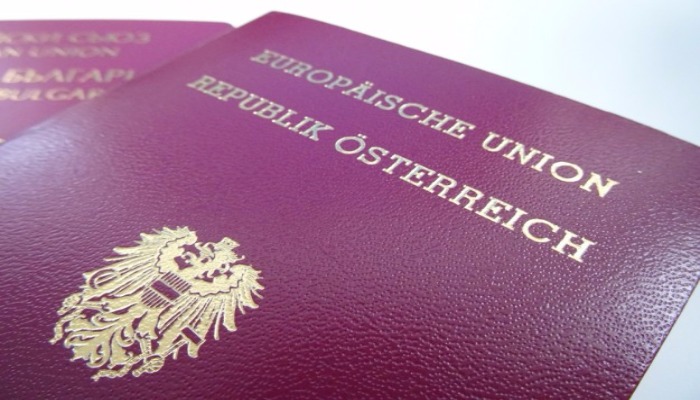 Правительство Австрии намерено штрафовать и лишать гражданства владельцев паспортов других стран