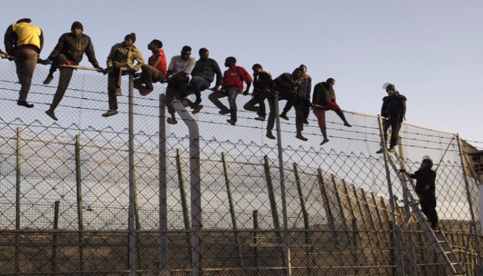 Около 300 мигрантов попытались нелегально пересечь испанскую границу