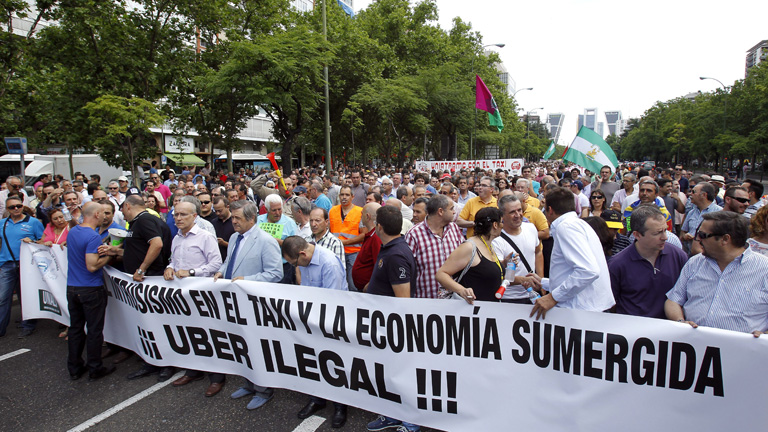 В Испании более 20 000 таксистов протестовали против сервисов Uber и Cabify