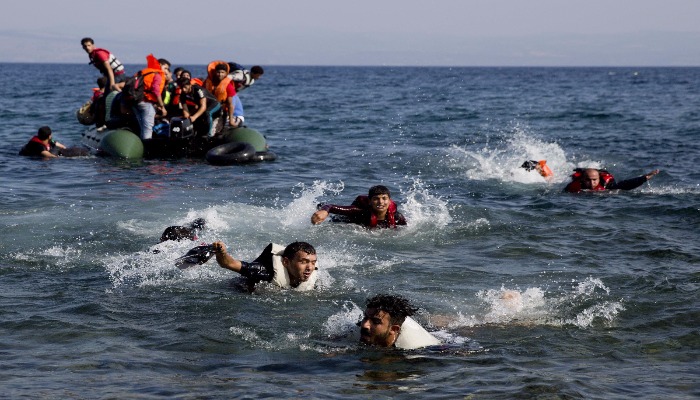 Более 30 мигрантов были спасены из горящей лодки в Средиземном море