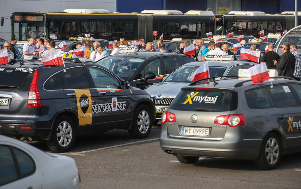 В Польше таксисты протестовали против бюджетных перевозчиков