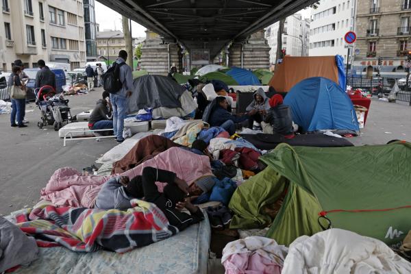 Французская полиция выселила 2 500 мигрантов из стихийного лагеря в Париже