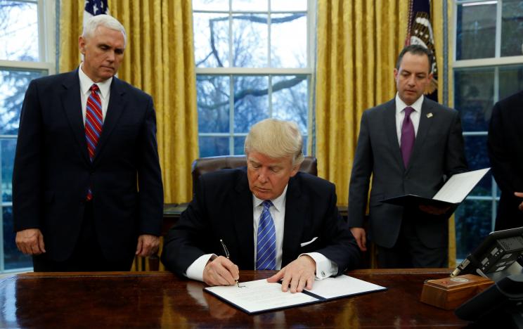 Трамп подписал новый антимиграционный указ, ограничивающий въезд в США гражданам 8 стран