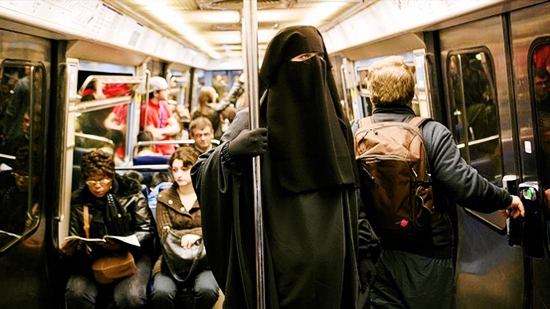 Квебек официально запретил женщинам в парандже ездить в автобусах и метро