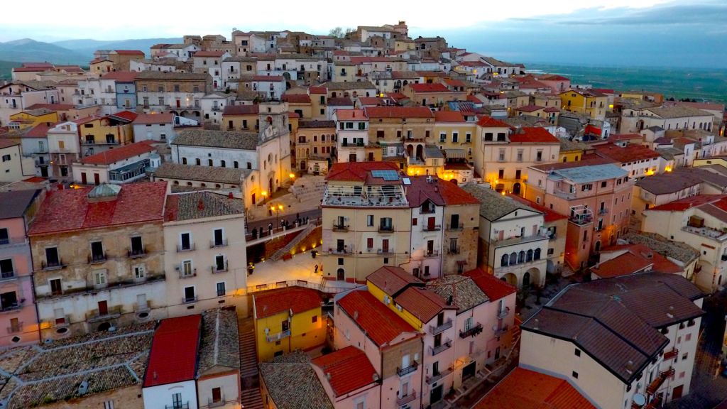 Итальянский городок предлагает 2 тысячи евро желающим туда переехать