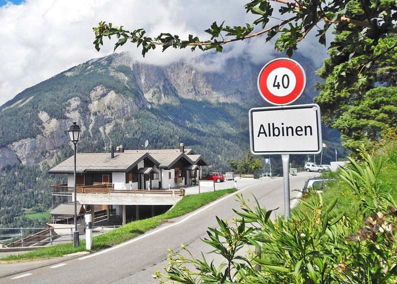 Швейцарское село в горах предлагает 60 000 евро новым жителям