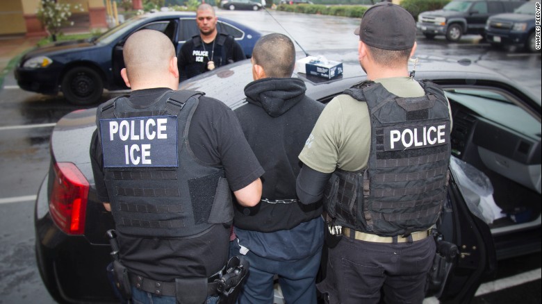 Служба иммиграции США провела рейд по выявлению нелегальных работников в 77 компаниях Калифорнии