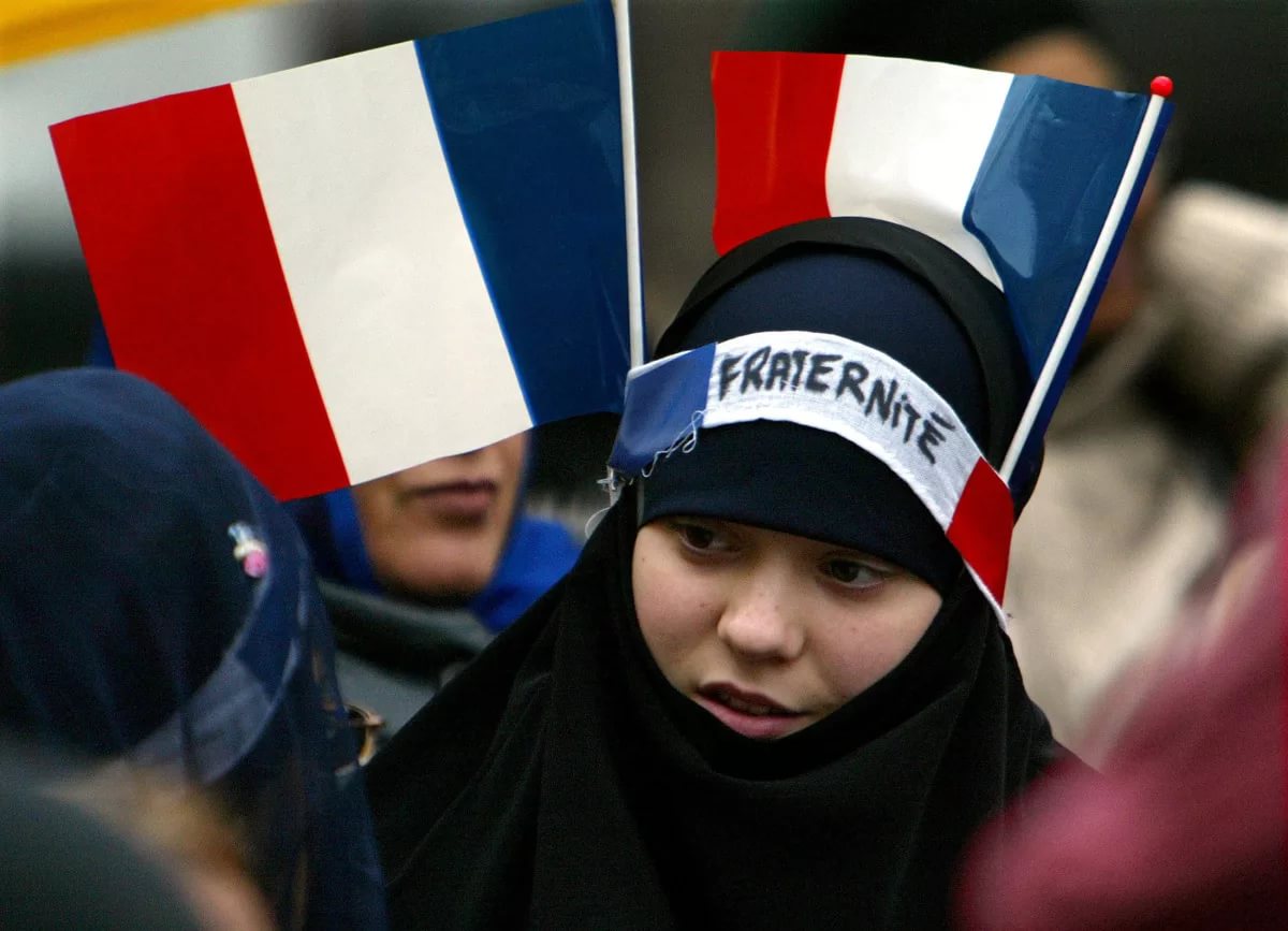 Французское правительство представило новый жесткий законопроект об иммиграции