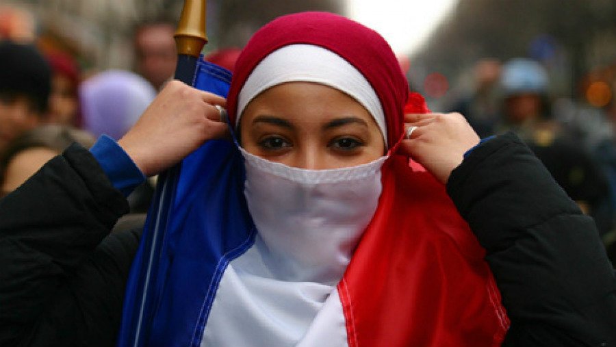 Франция отказала женщине в предоставлении гражданства из-за ее отказа пожать руку чиновнику