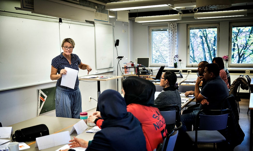В Швеции изучение шведского языка хотят сделать обязательным условием получения социальных пособий иммигрантами