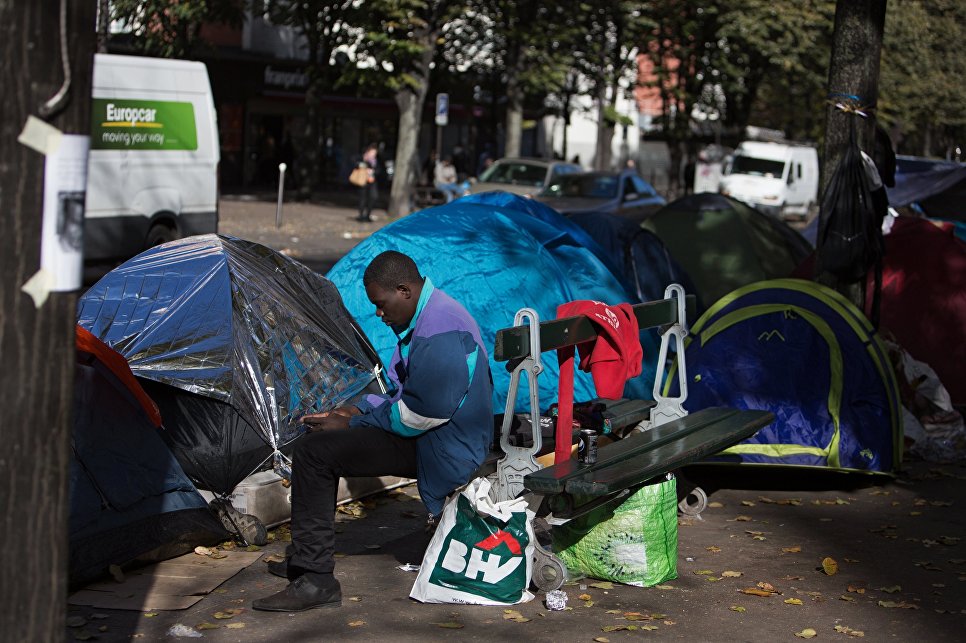 В Париже ликвидируют еще два незаконных лагеря мигрантов
