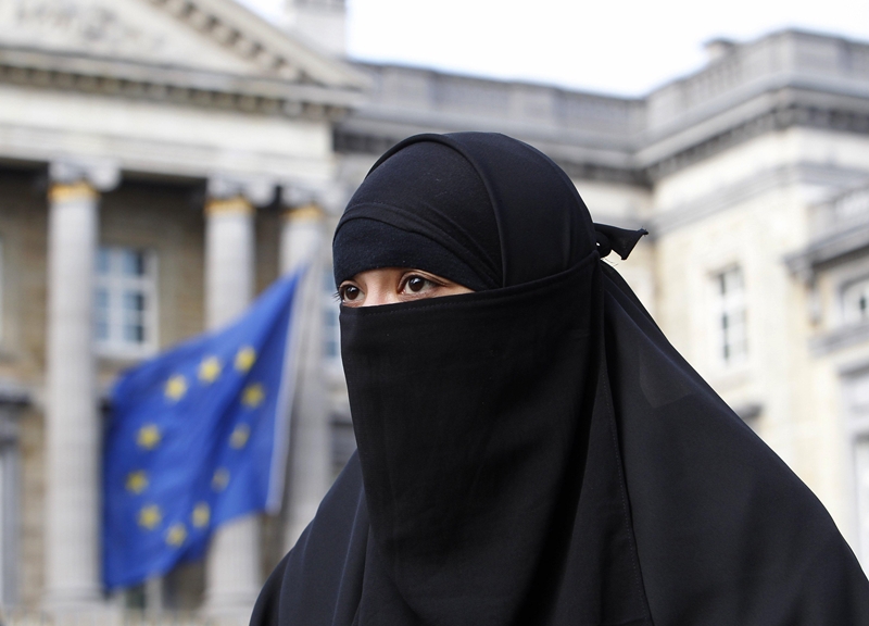 В Нидерландах частично запретили носить паранджу и никаб в общественных местах