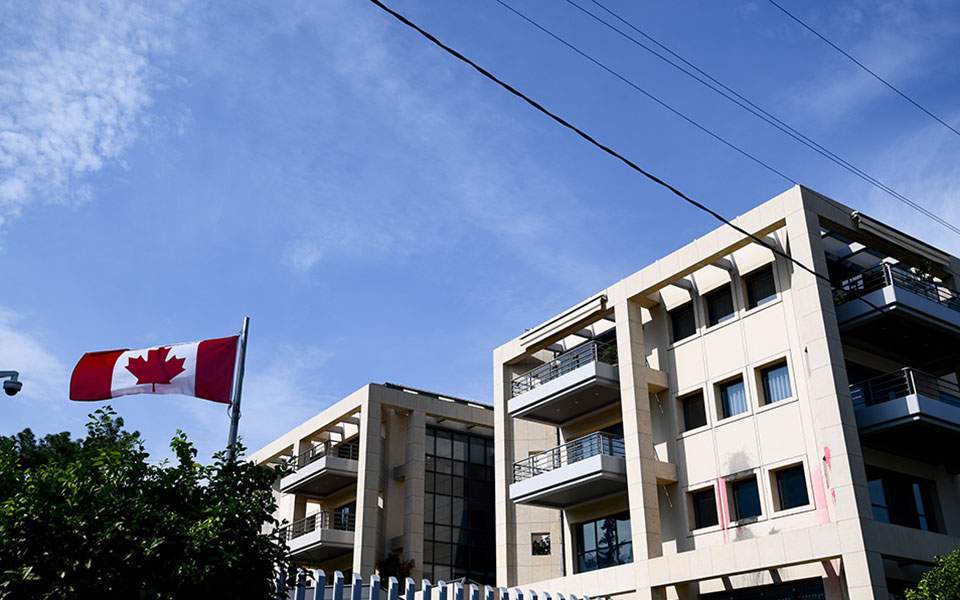 В Афинах напали на посольство Канады