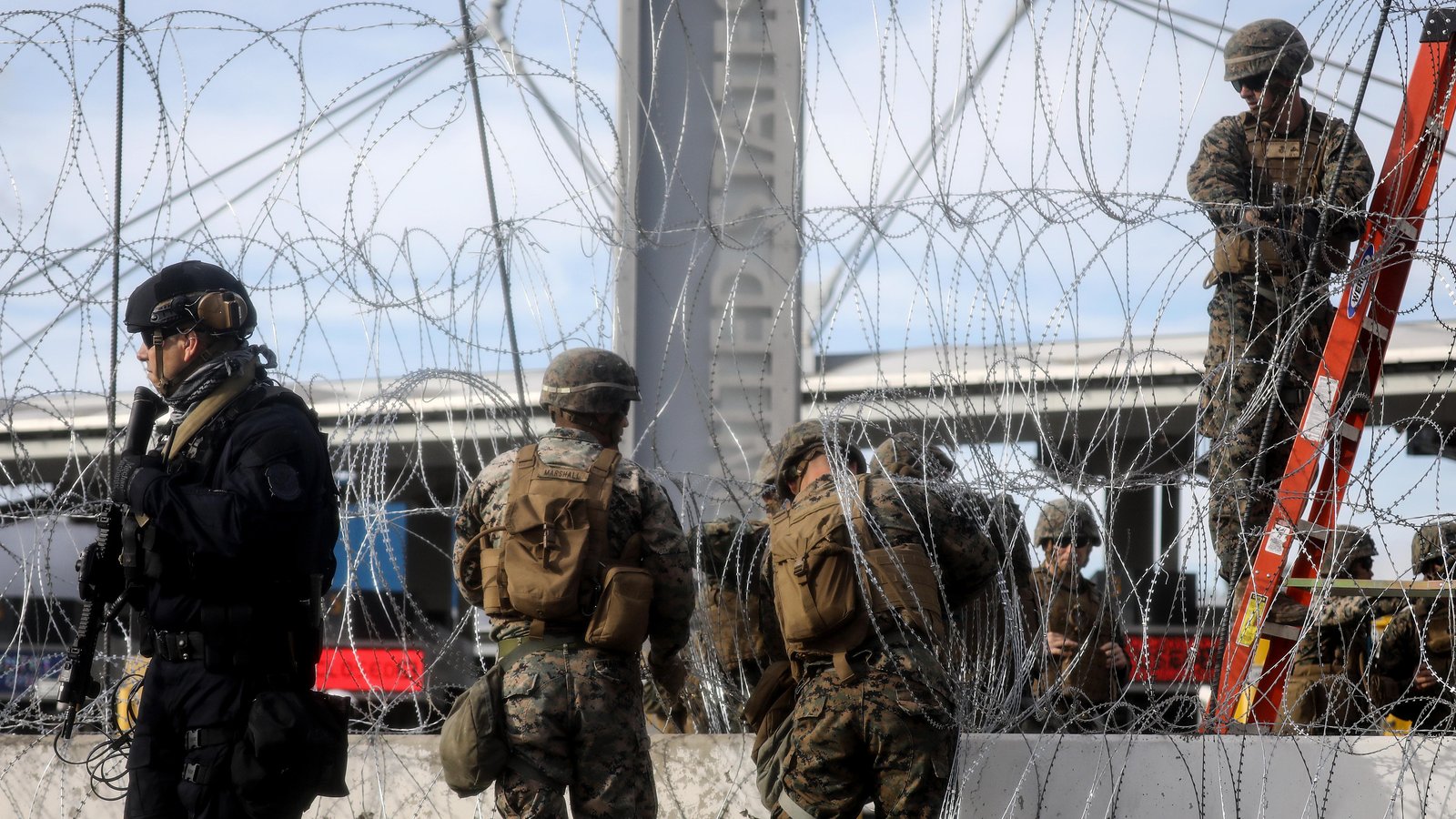 Трамп позволил военным использовать оружие на границе с Мексикой