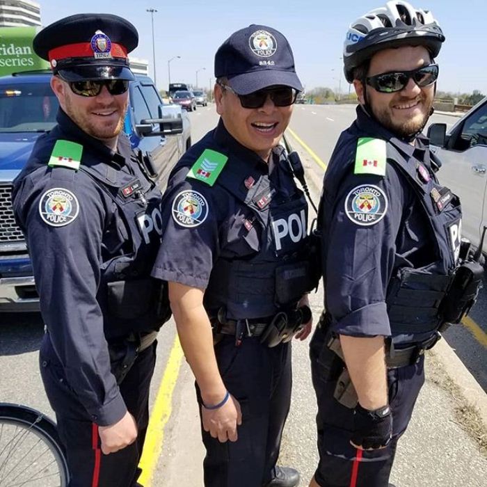 Полиция Торонто нанимает констеблей с высокой зарплатой без высшего образования