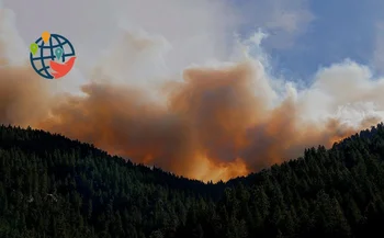 Um incêndio perto do rio Hay ainda está ameaçando a cidade