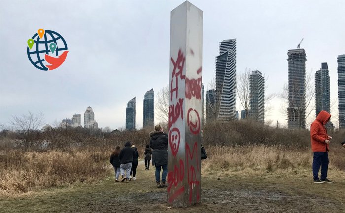 Таинственный монолит в Торонто подвергся вандализму