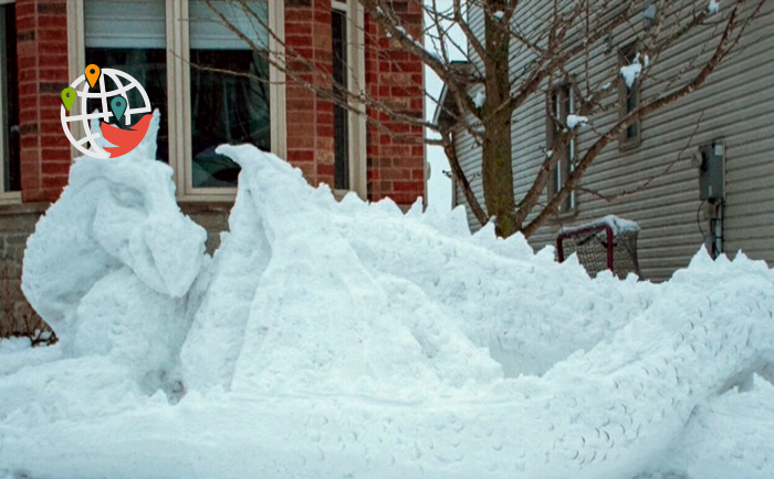 Женщина сделала дракона из снега